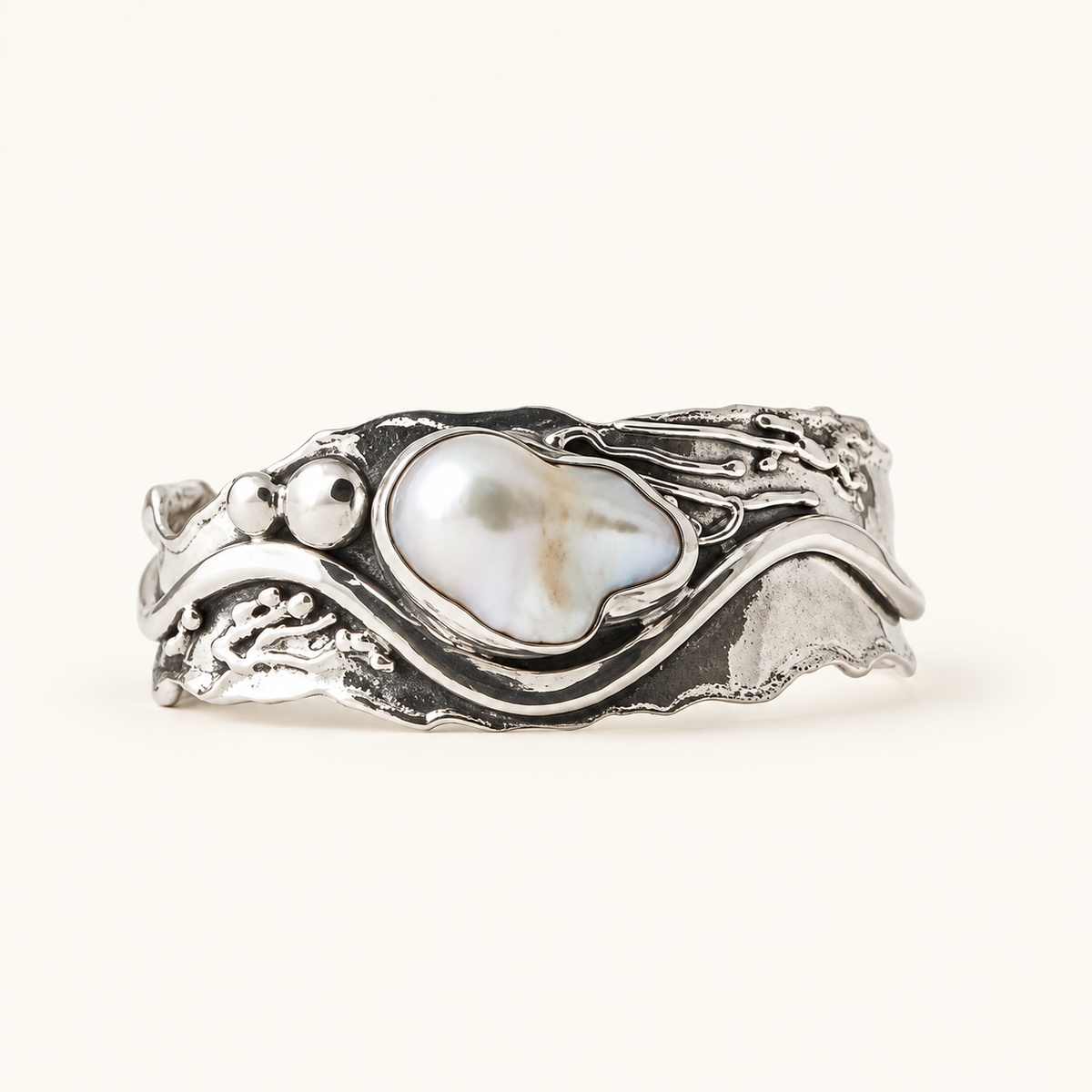 Women's Ring with Wave Design and Decorative Stone