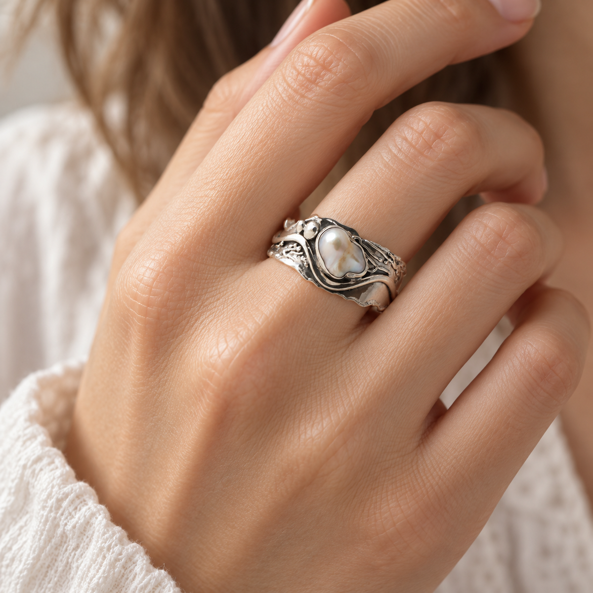 Women's Ring with Wave Design and Decorative Stone