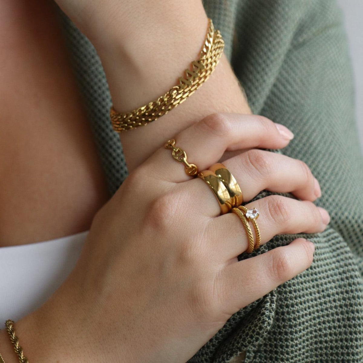 Women’s Link Ring with Oval Chain Links and Open Design