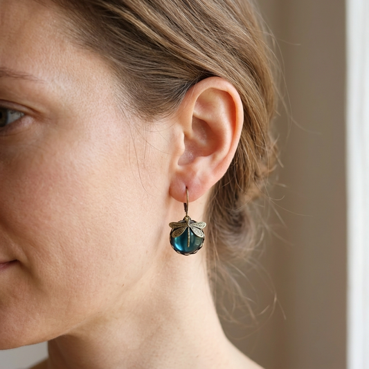 Elandra – Round dragonfly earrings in antique gold