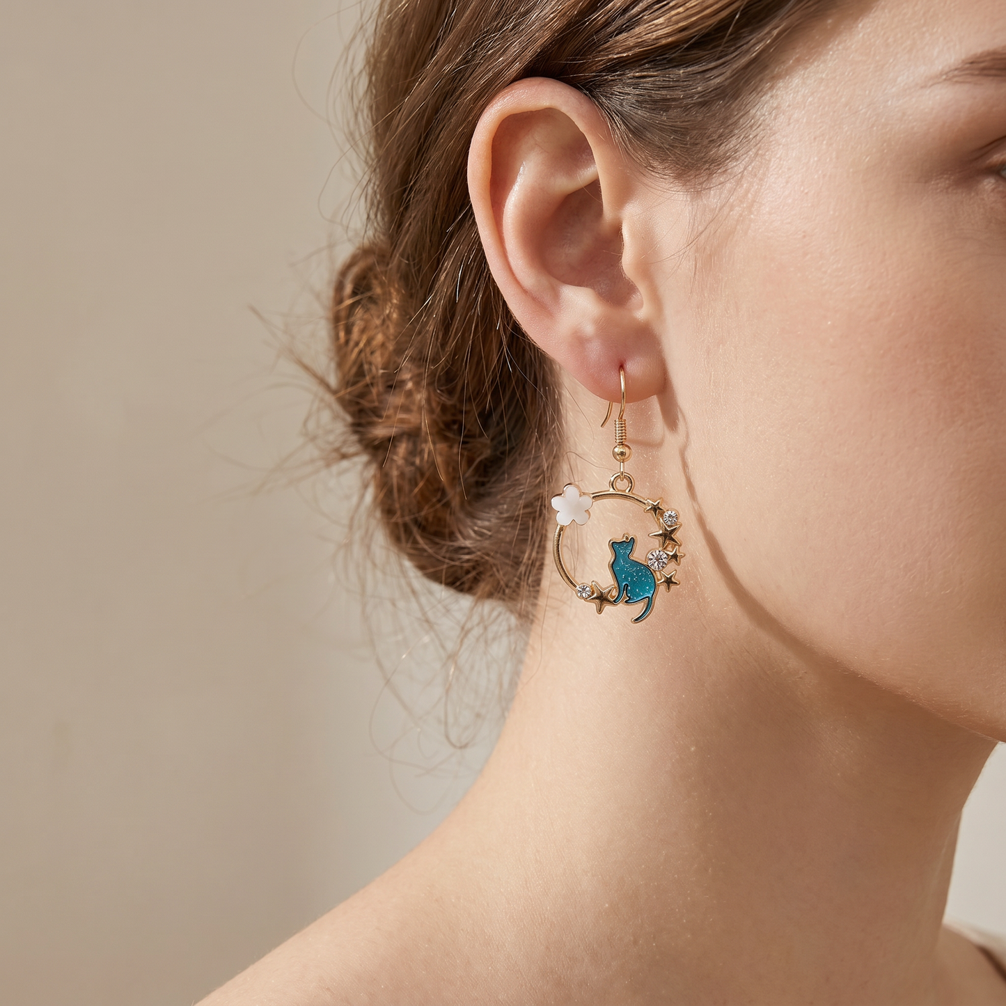 Lynna – Beautiful Cat Pendant