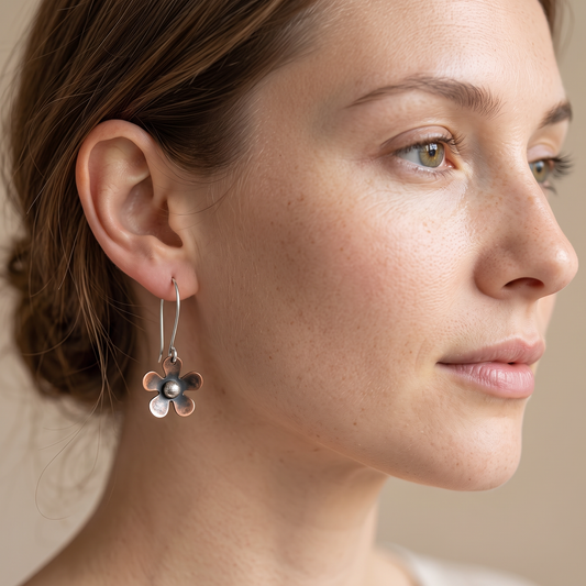 Hera – Vintage Style Silver Flower Motif Earrings