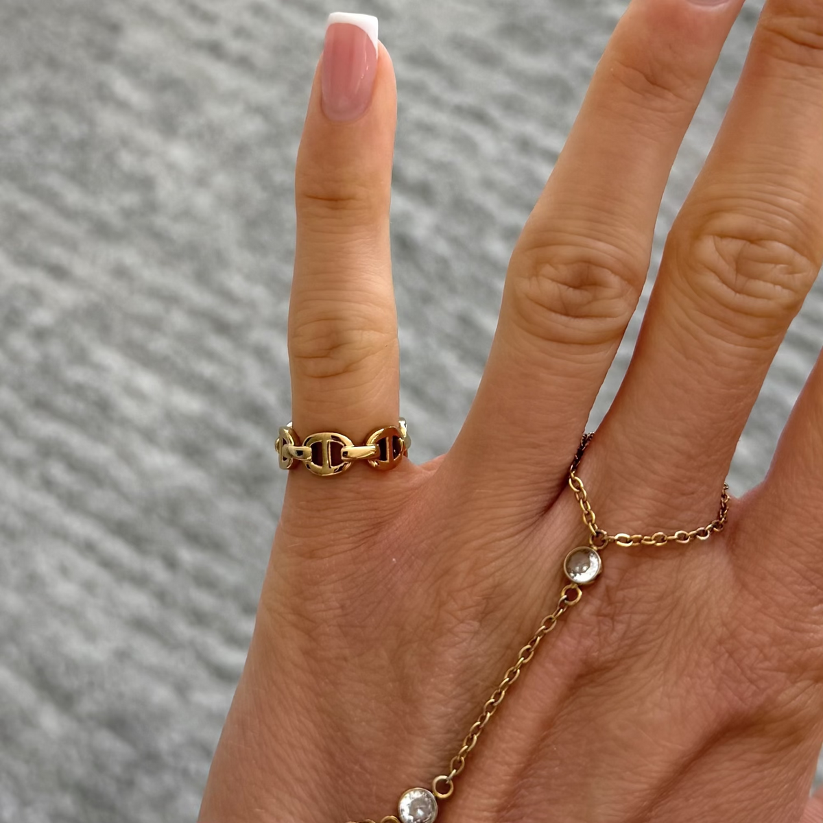 Women’s Link Ring with Oval Chain Links and Open Design