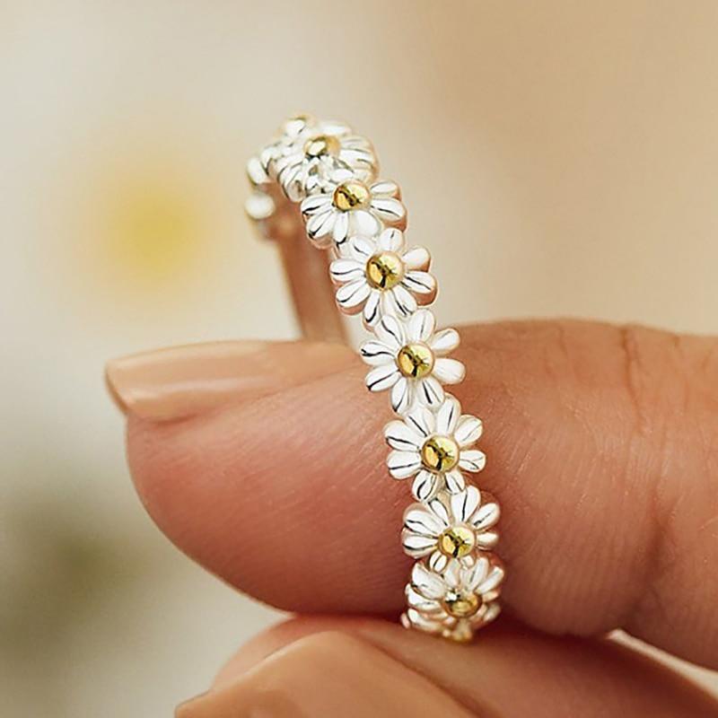 Flavia – Adjustable Daisy Ring made of Enamelled Silver