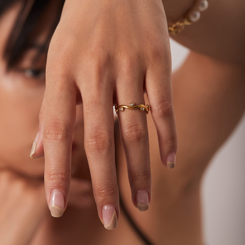 Willow – Leaf Gold Ring with Zirconia Adjustable
