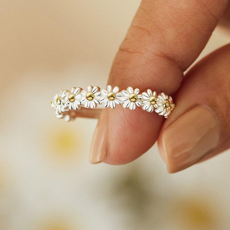 Flavia – Adjustable Daisy Ring made of Enamelled Silver