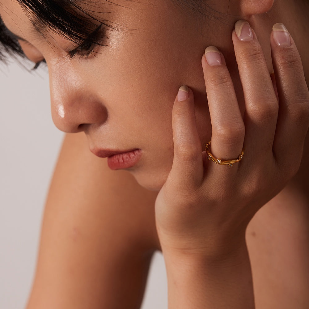 Willow – Leaf Gold Ring with Zirconia Adjustable