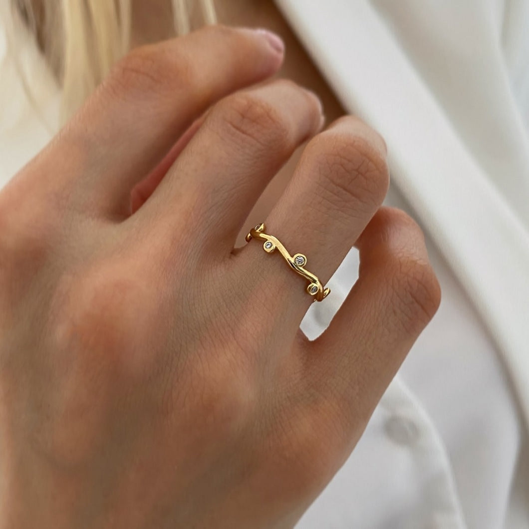 Willow – Leaf Gold Ring with Zirconia Adjustable