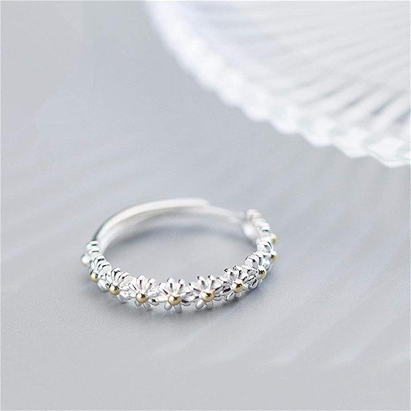 Flavia – Adjustable Daisy Ring made of Enamelled Silver
