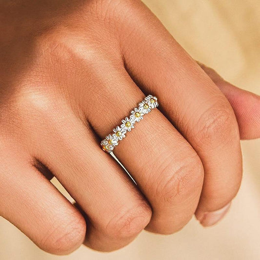 Flavia – Adjustable Daisy Ring made of Enamelled Silver
