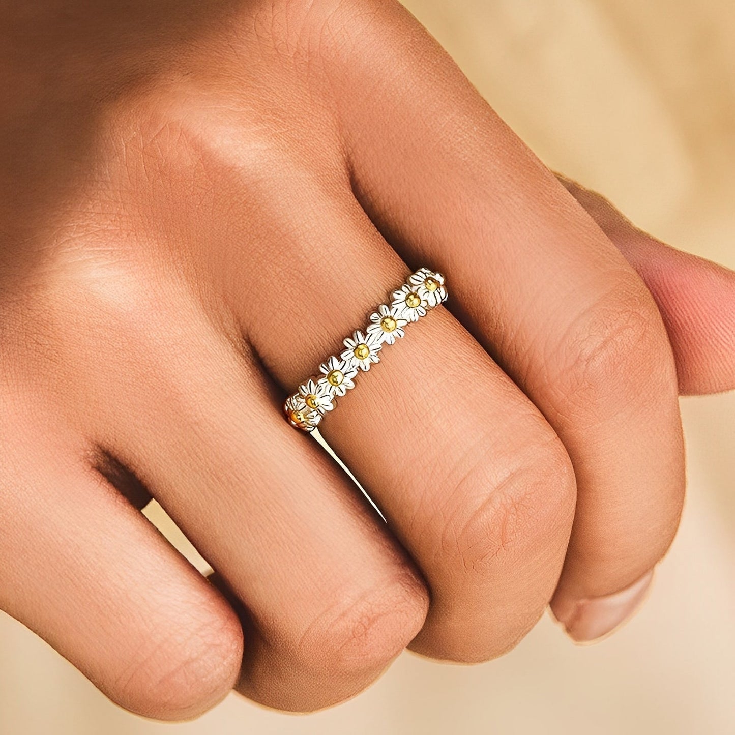 Charlie – Adjustable Silver Ring with Hand-Painted Daisy