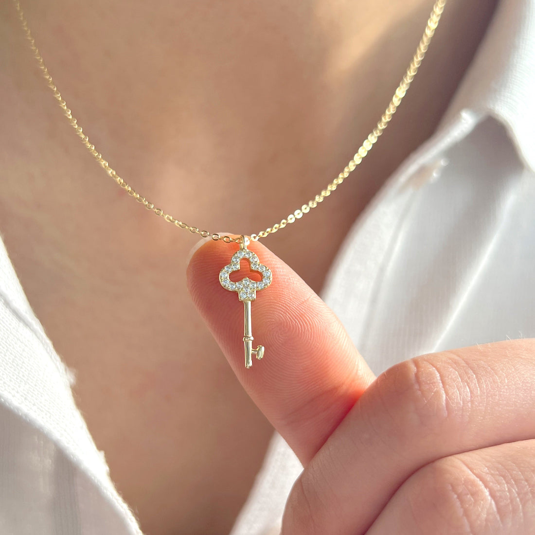 Women’s Keychain Necklace with Clover Motif and Stone Accents