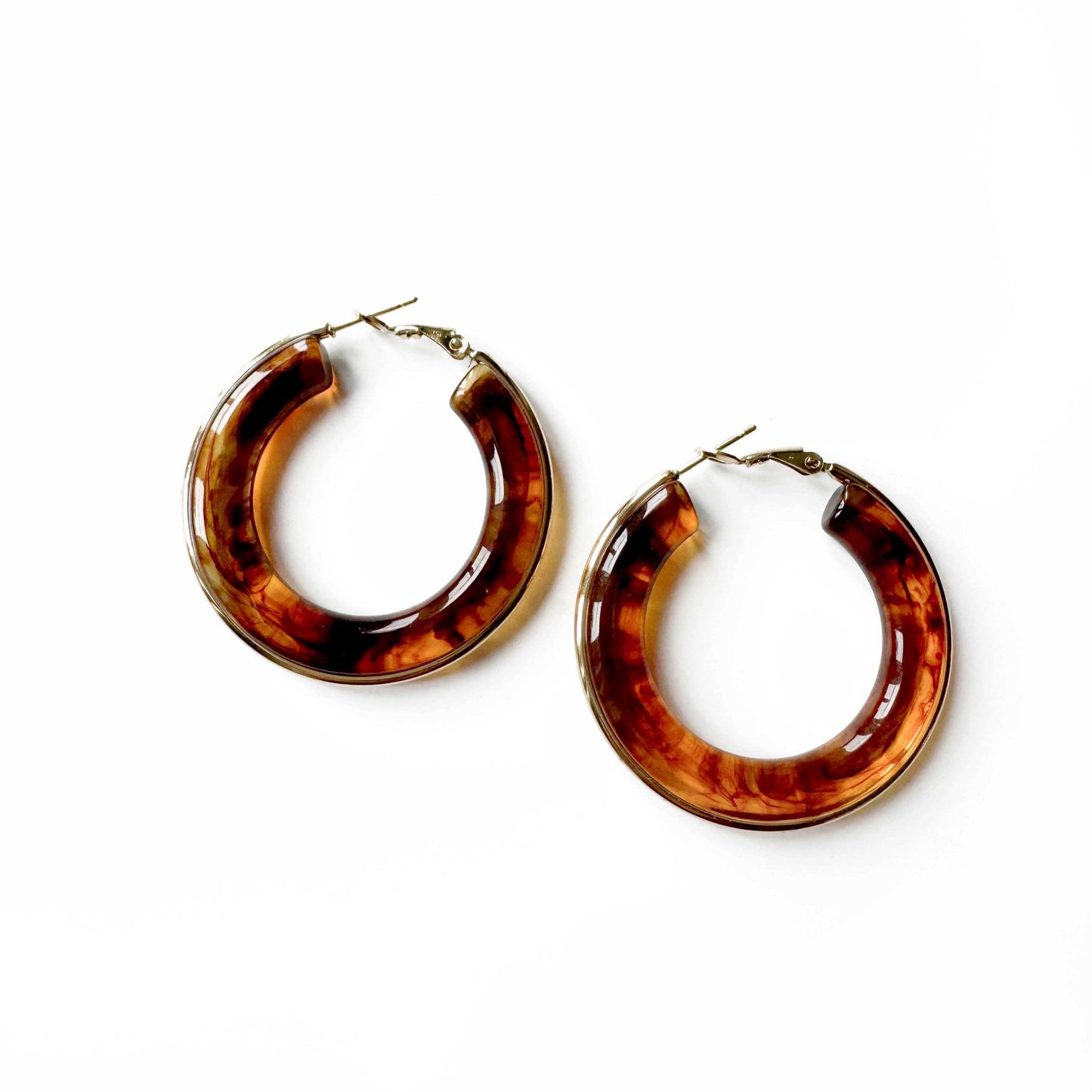 Oreilia – Hoop earrings in tortoiseshell look