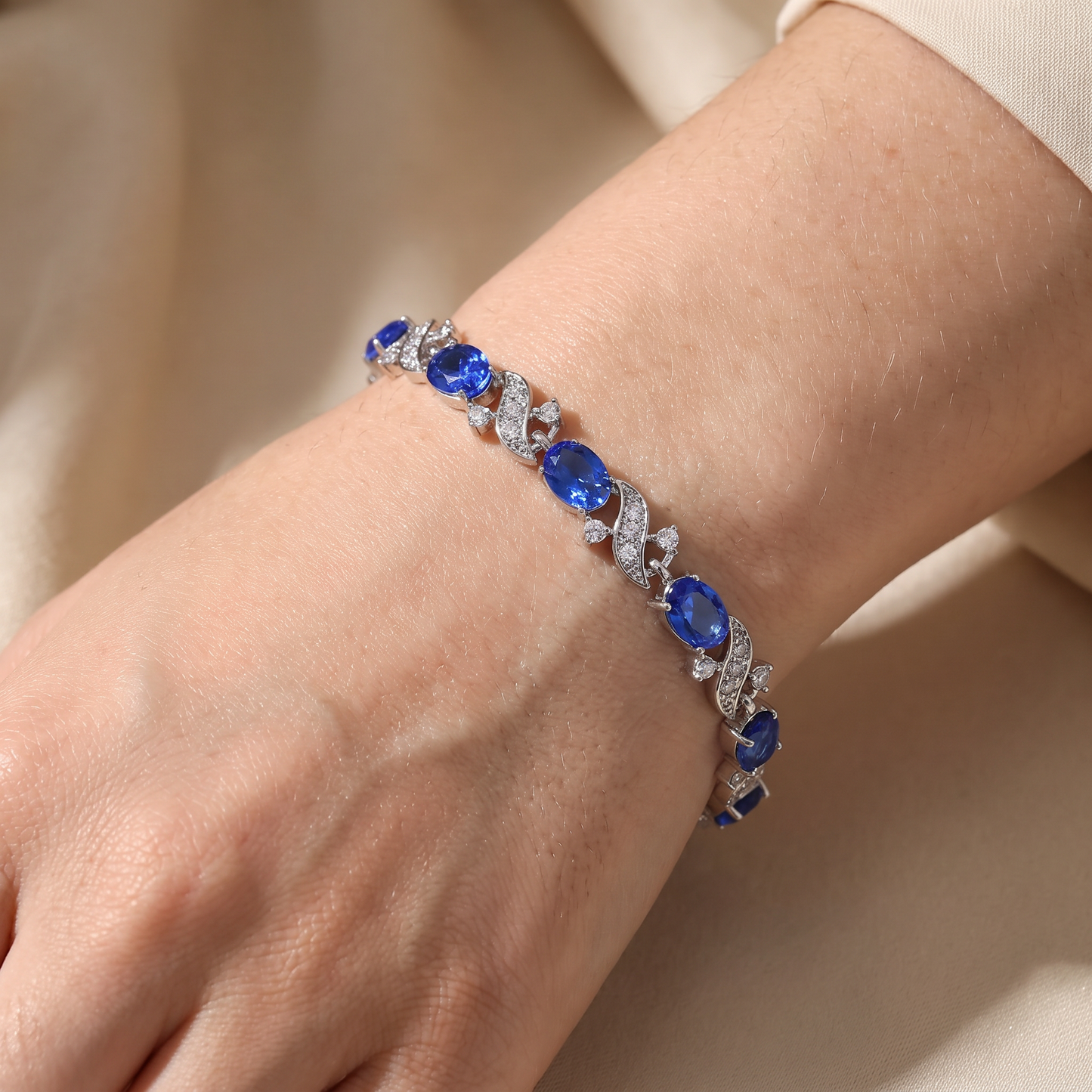 Carol – Stylish Gold Bracelet