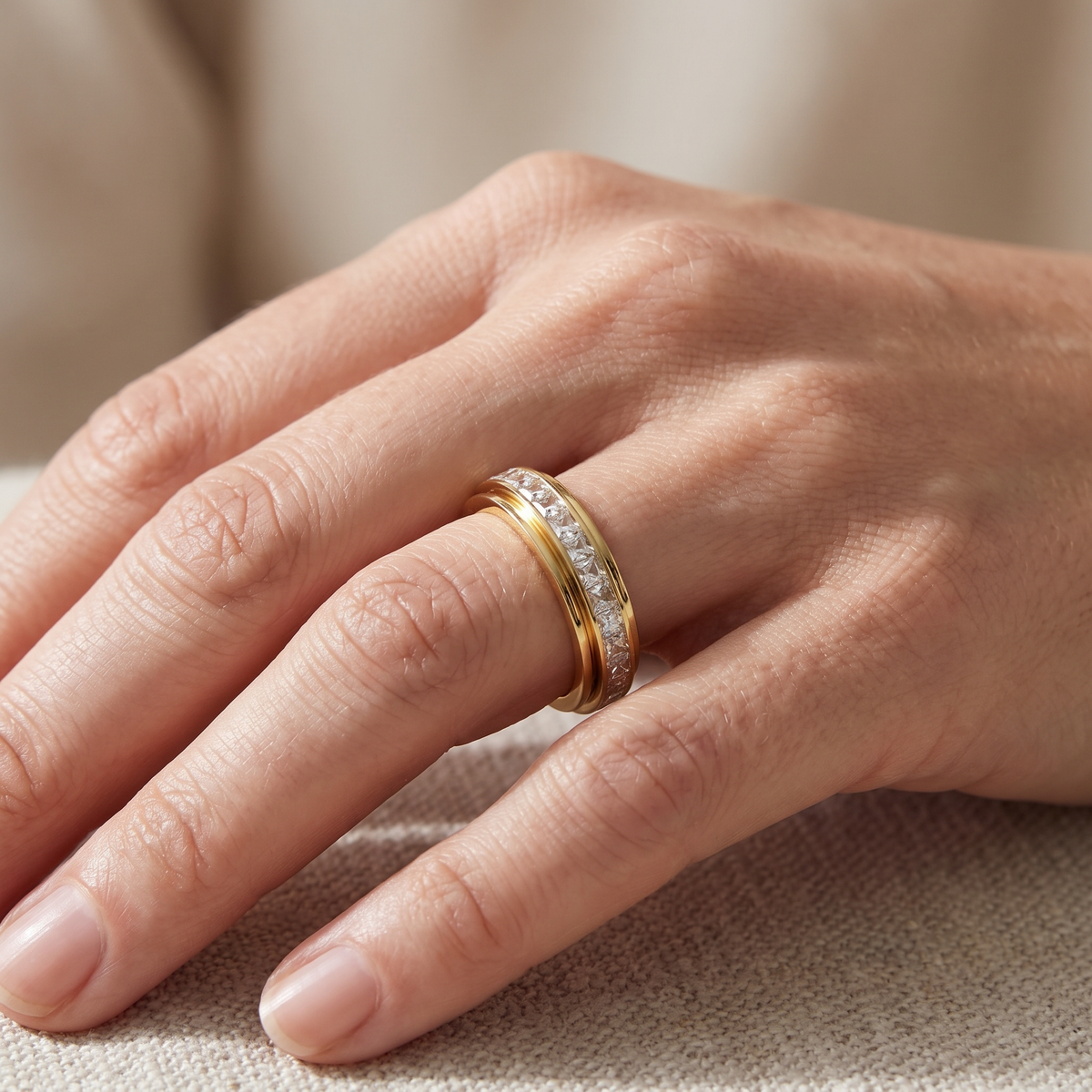 Alessia – Rotating Fidget Ring with Highlight Detail