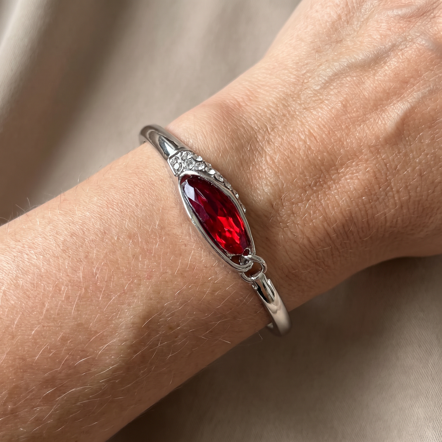 Miku – Stylish Bracelet Adorned with Sapphires