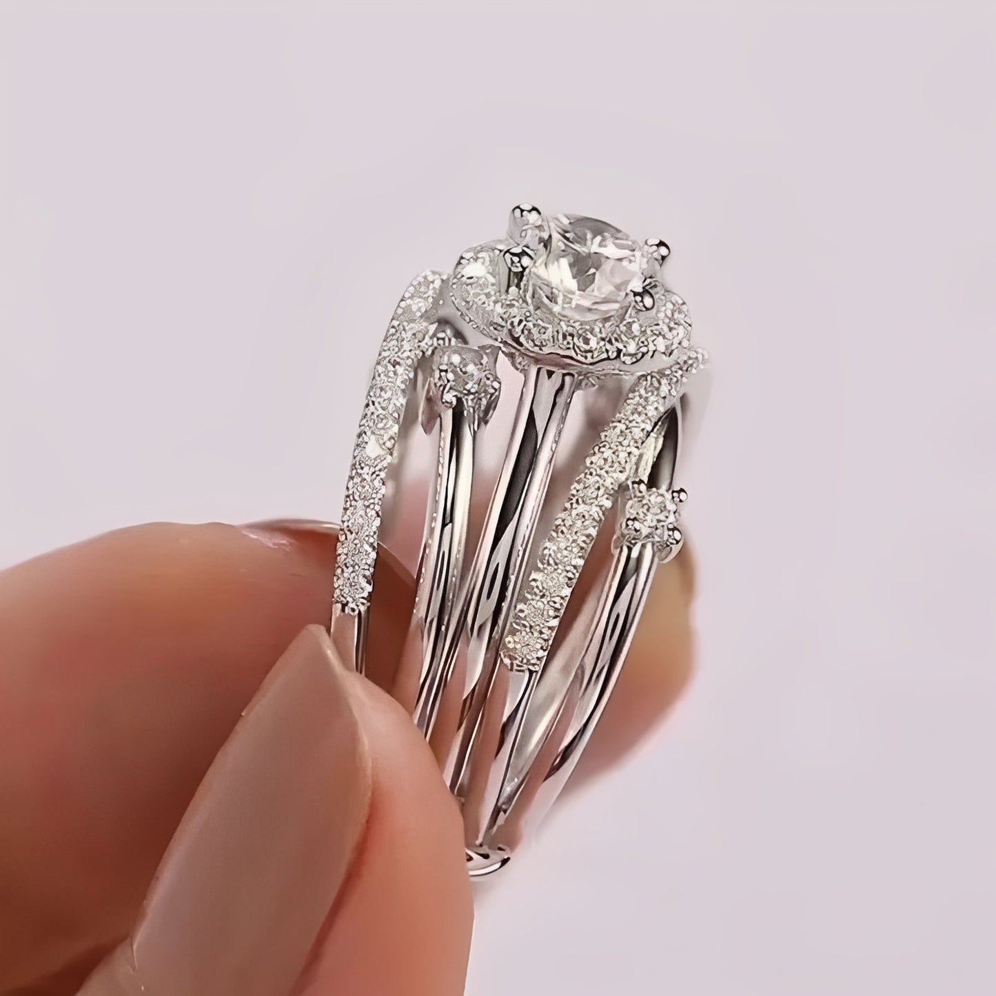Ivanna – Ring with Glittering Zircons Twisted