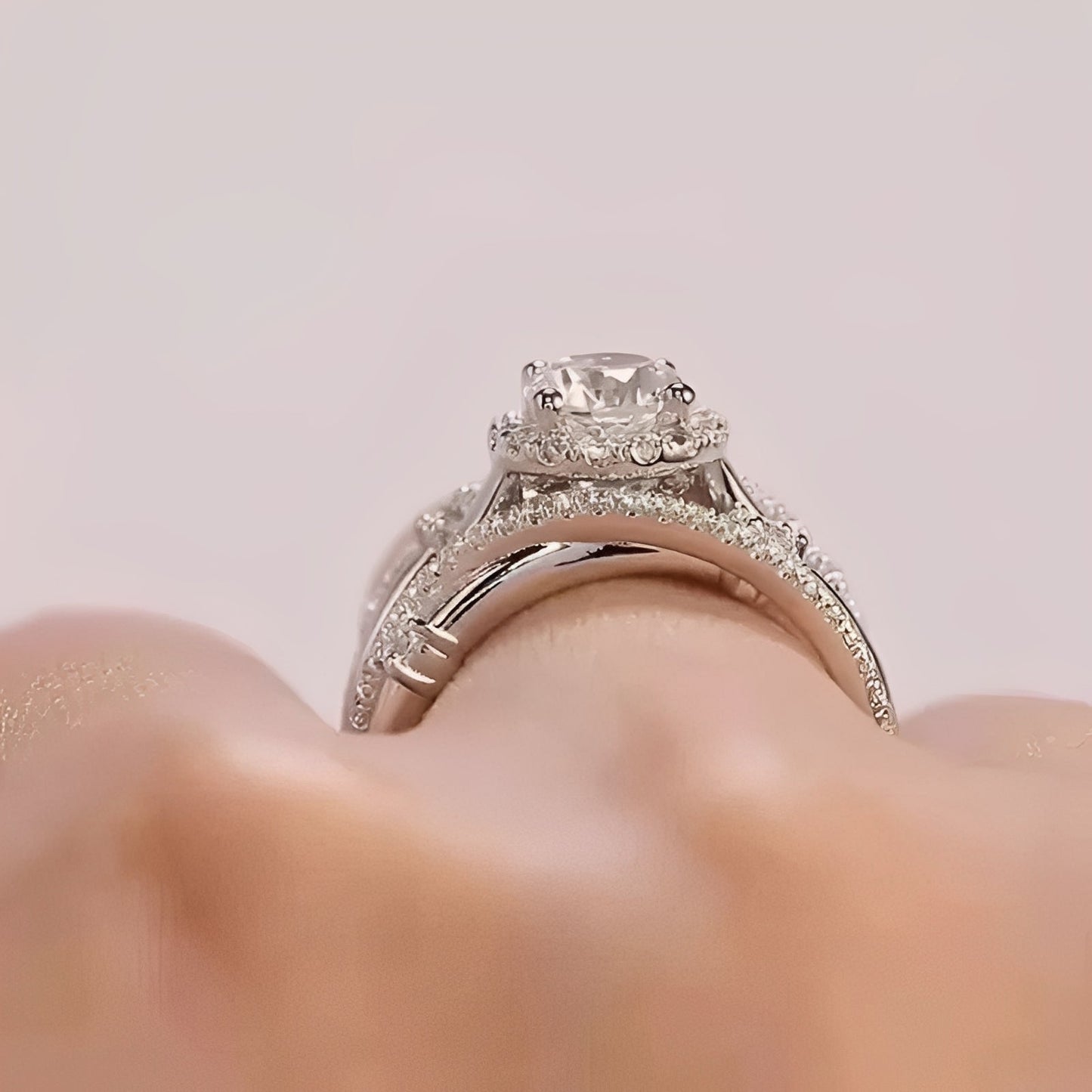 Ivanna – Ring with Glittering Zircons Twisted
