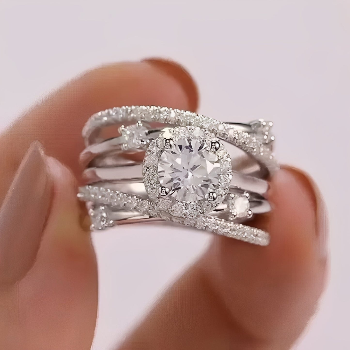 Ivanna – Ring with Glittering Zircons Twisted
