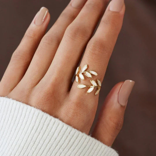 Sylvie – Open Ring made of Silver and Light Opal