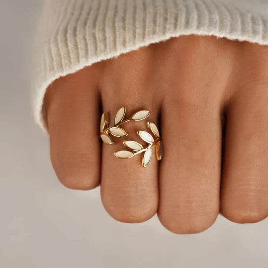 Pria – Stylish Ring made of White Opal and Leaf