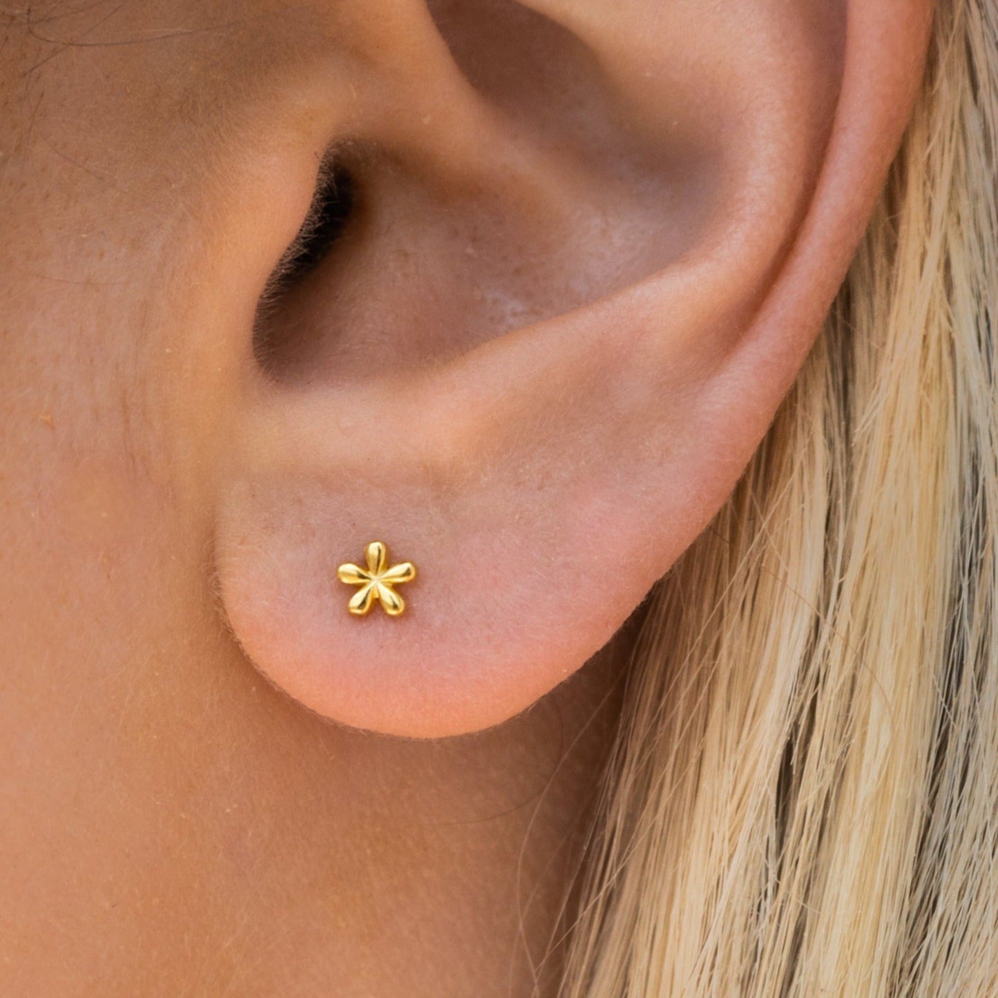 Lily – Small Earrings Made of Gold