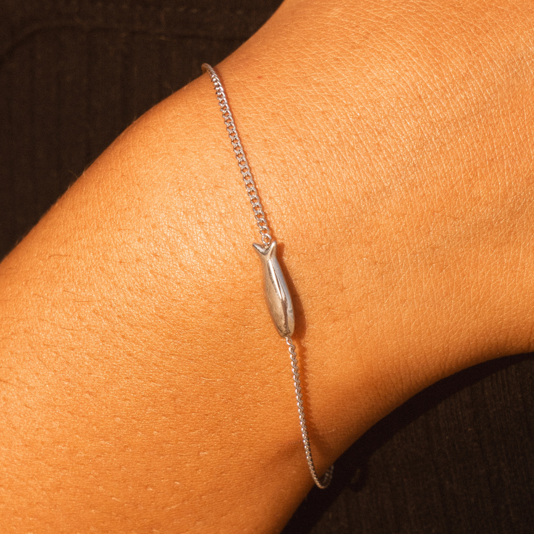 Women’s Fine Bracelet with Fish Motif and Slim Chain Structure