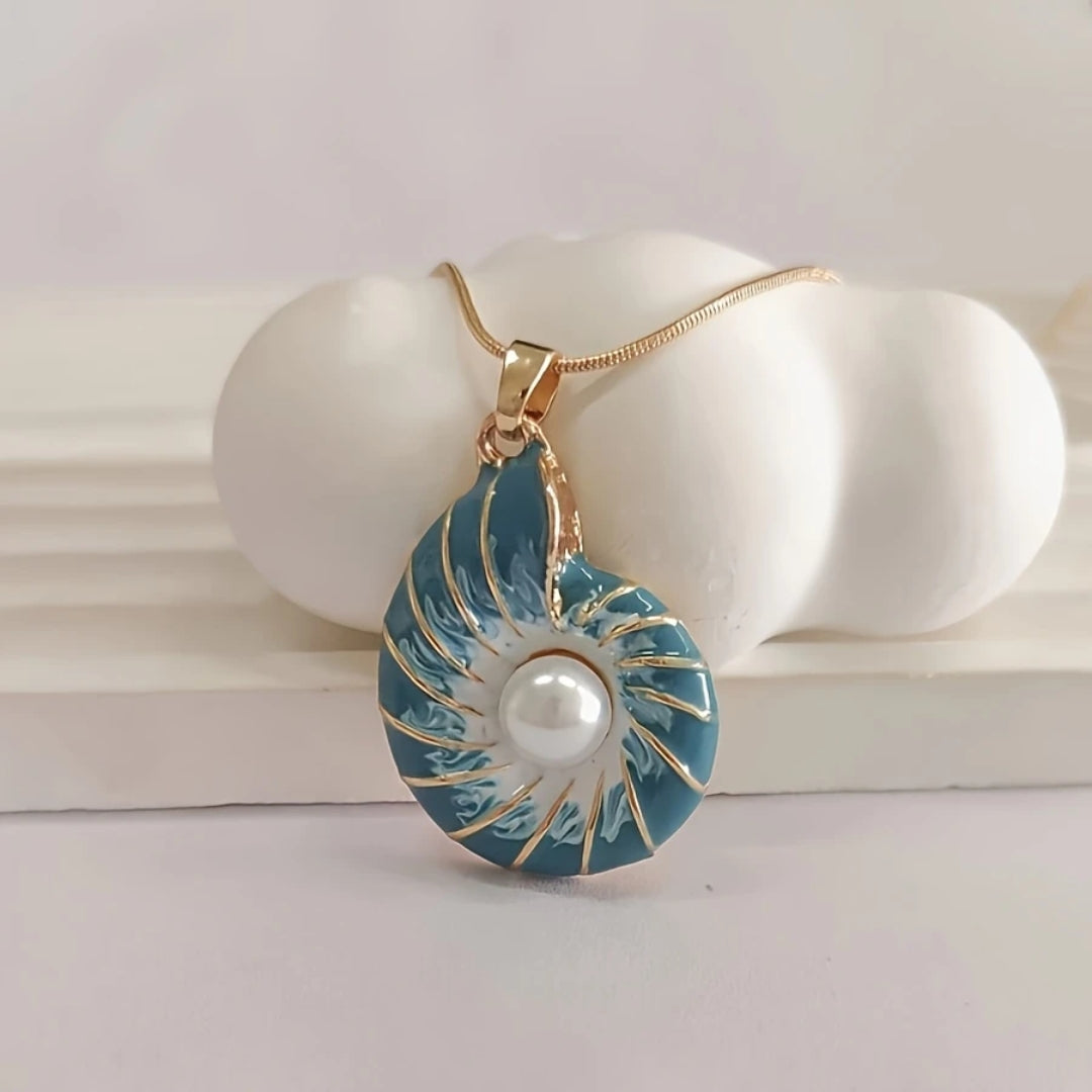 Women's Necklace with Shell Pendant and Round Jewelry Detail