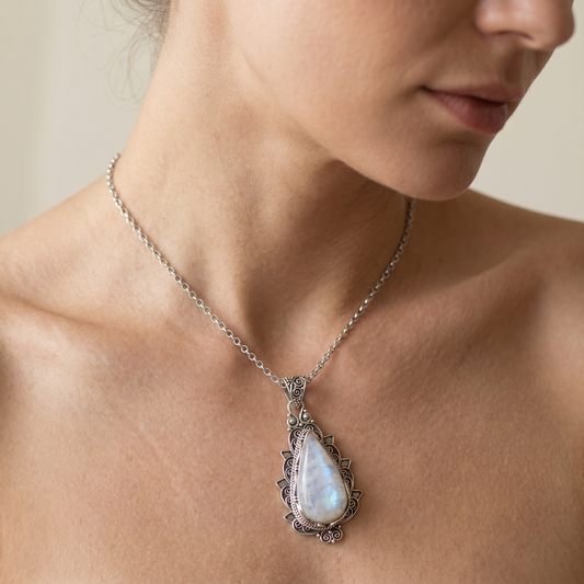 Allera – Necklace Drop Moonstone in Retro Style