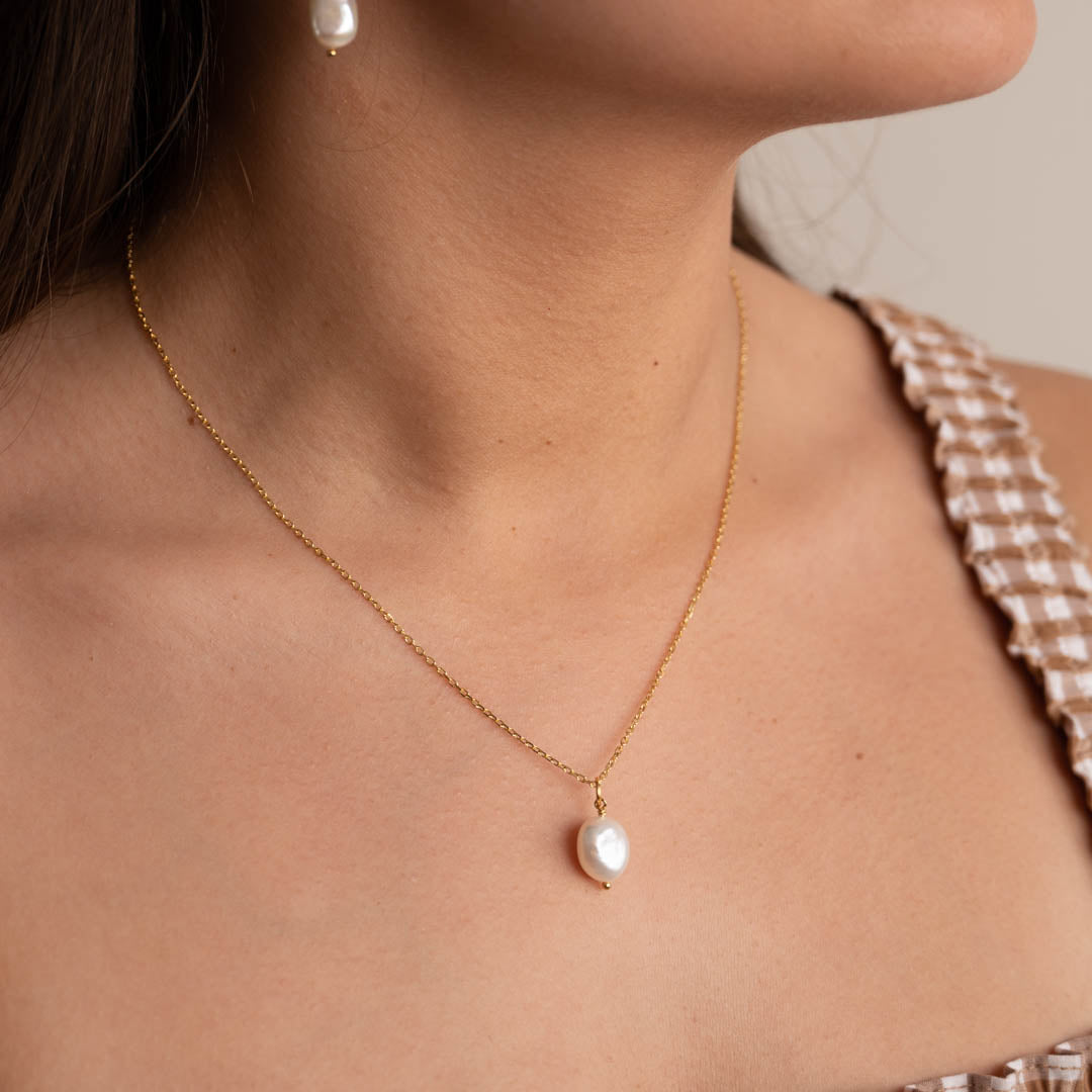 Golden Pearl Necklace - Shiny Pearl Pendant