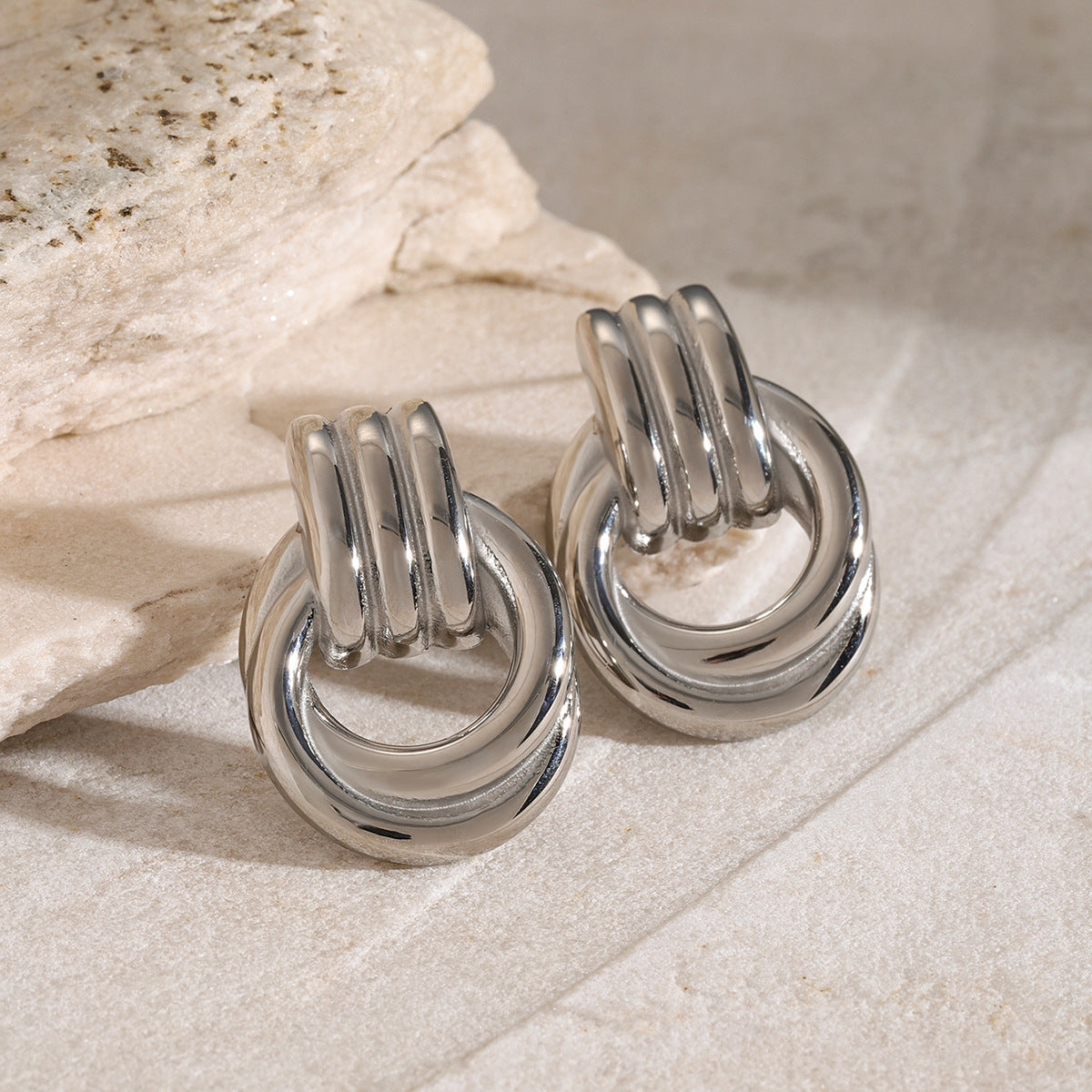 Luna – Overlapping gold hoops