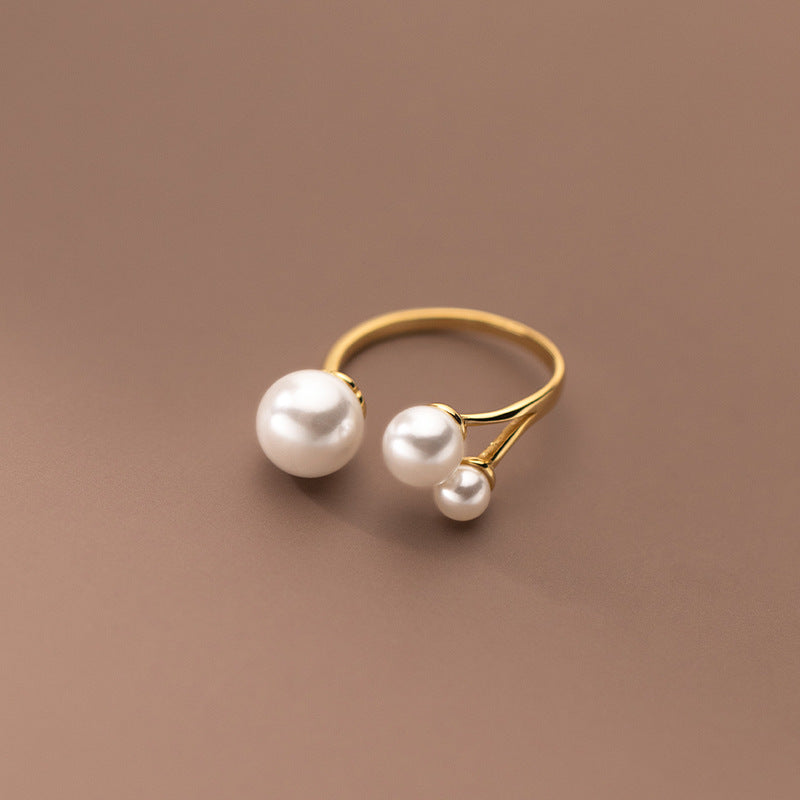 Clara – Adjustable Ring with Freshwater Pearl and Triangle Shape
