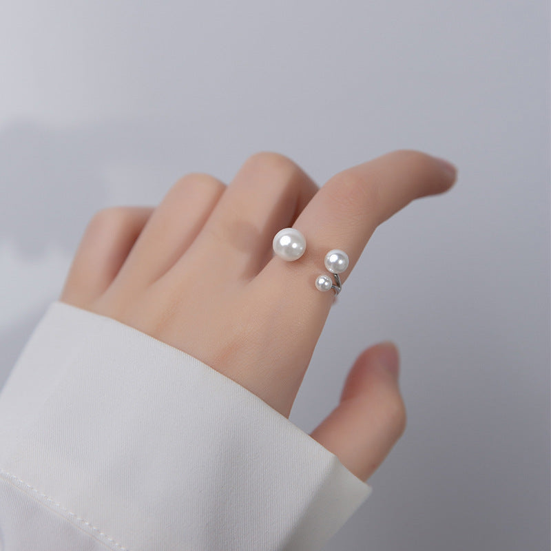 Clara – Adjustable Ring with Freshwater Pearl and Triangle Shape