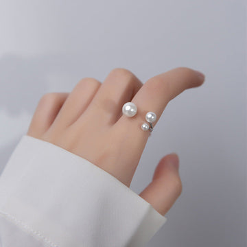 Clara – Adjustable Ring with Freshwater Pearl and Triangle Shape