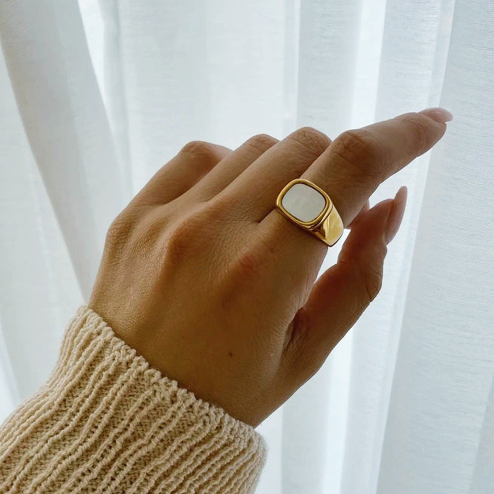 Nova - Smooth Shell Gold Ring