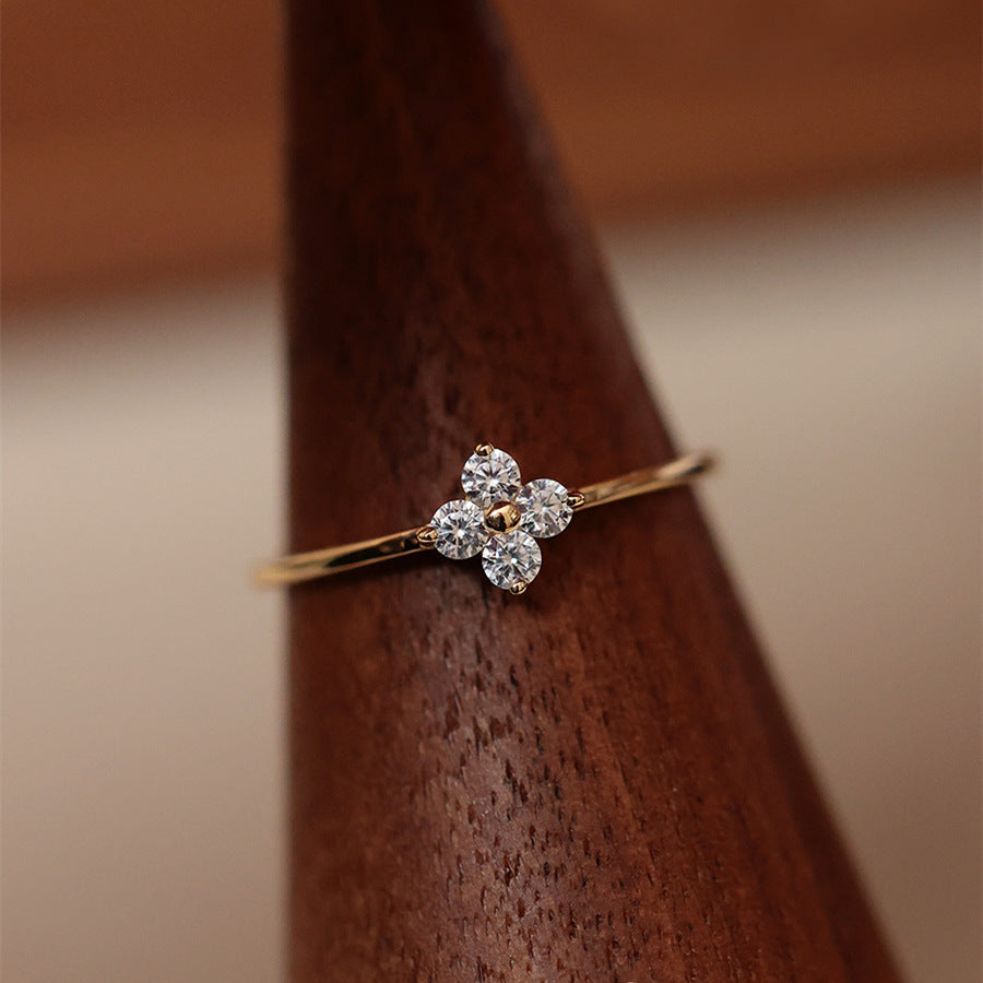 Mia – Ring with Clover Detail