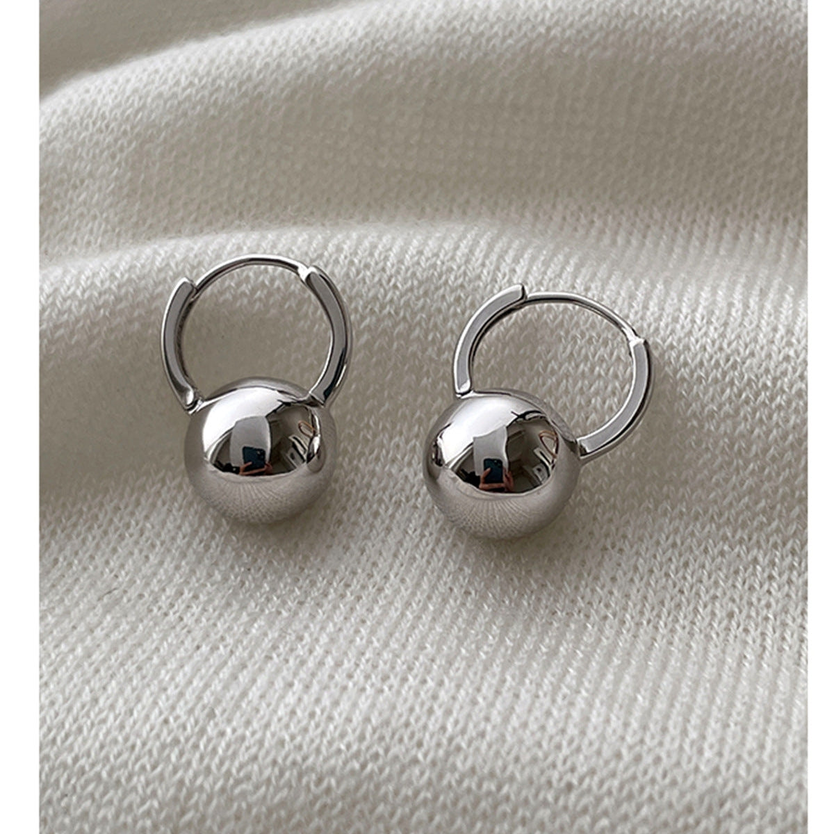 Ellie – Ball Earrings made of High-Quality Silver with Fine Pin