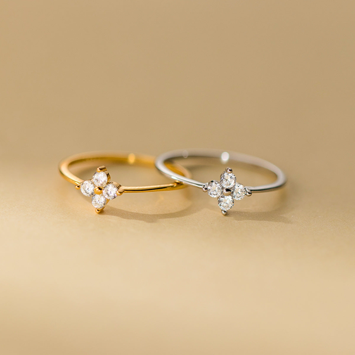 Mia – Ring with Clover Detail