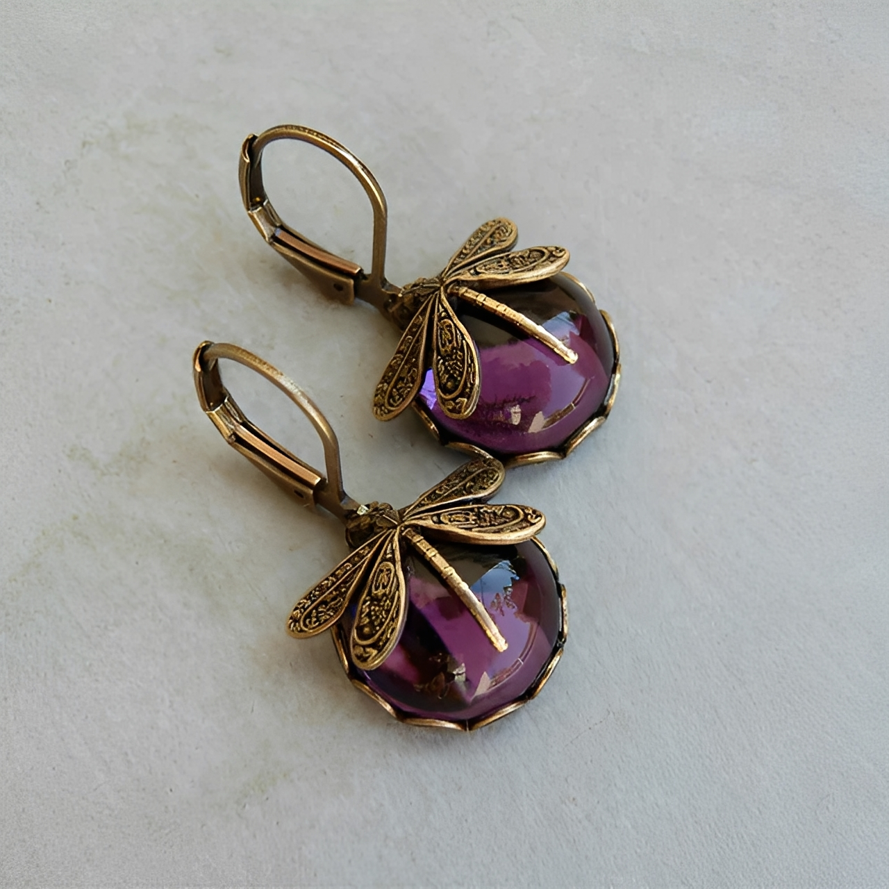 Elandra – Round dragonfly earrings in antique gold