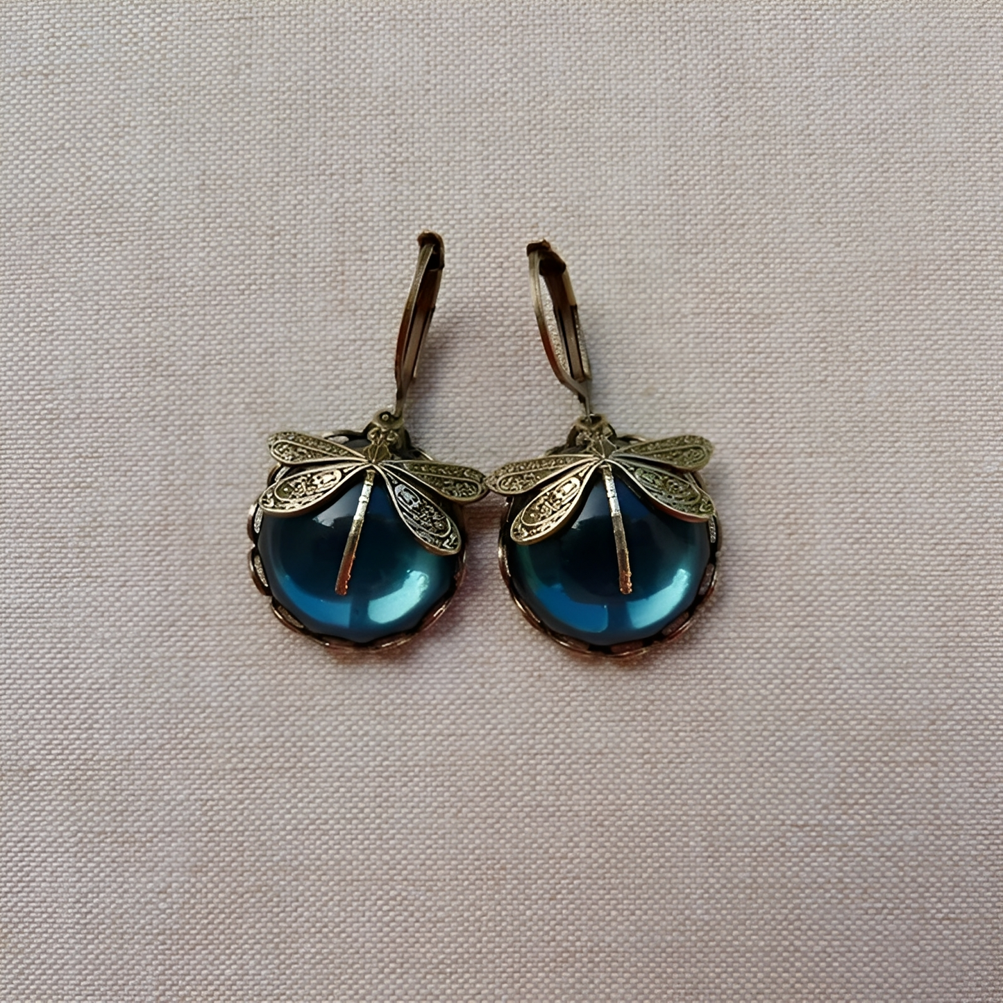 Elandra – Round dragonfly earrings in antique gold