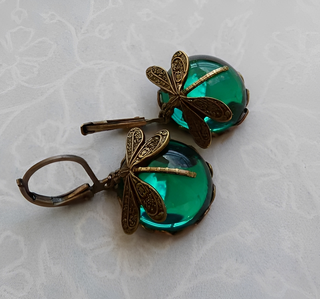Elandra – Round dragonfly earrings in antique gold