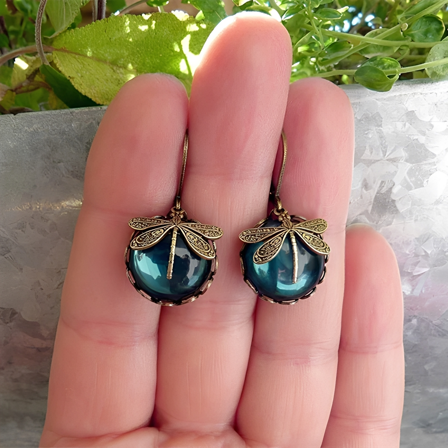 Elandra – Round dragonfly earrings in antique gold