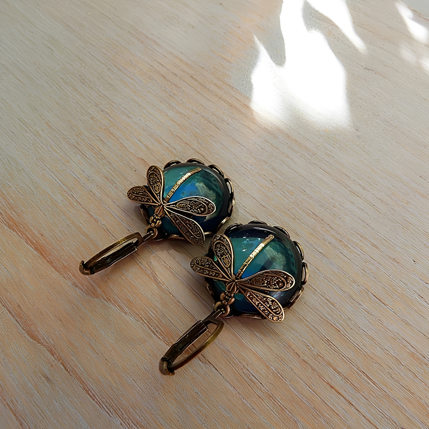 Elandra – Round dragonfly earrings in antique gold