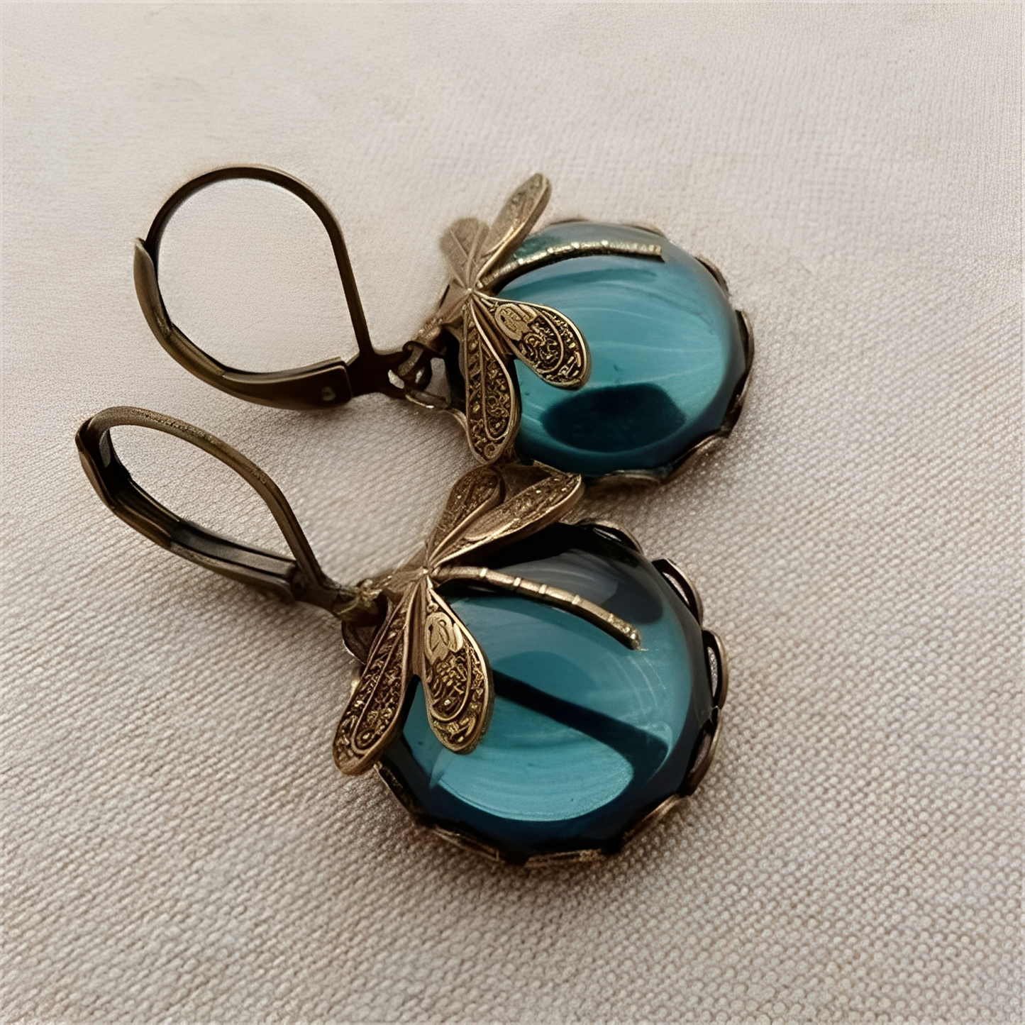 Elandra – Round dragonfly earrings in antique gold