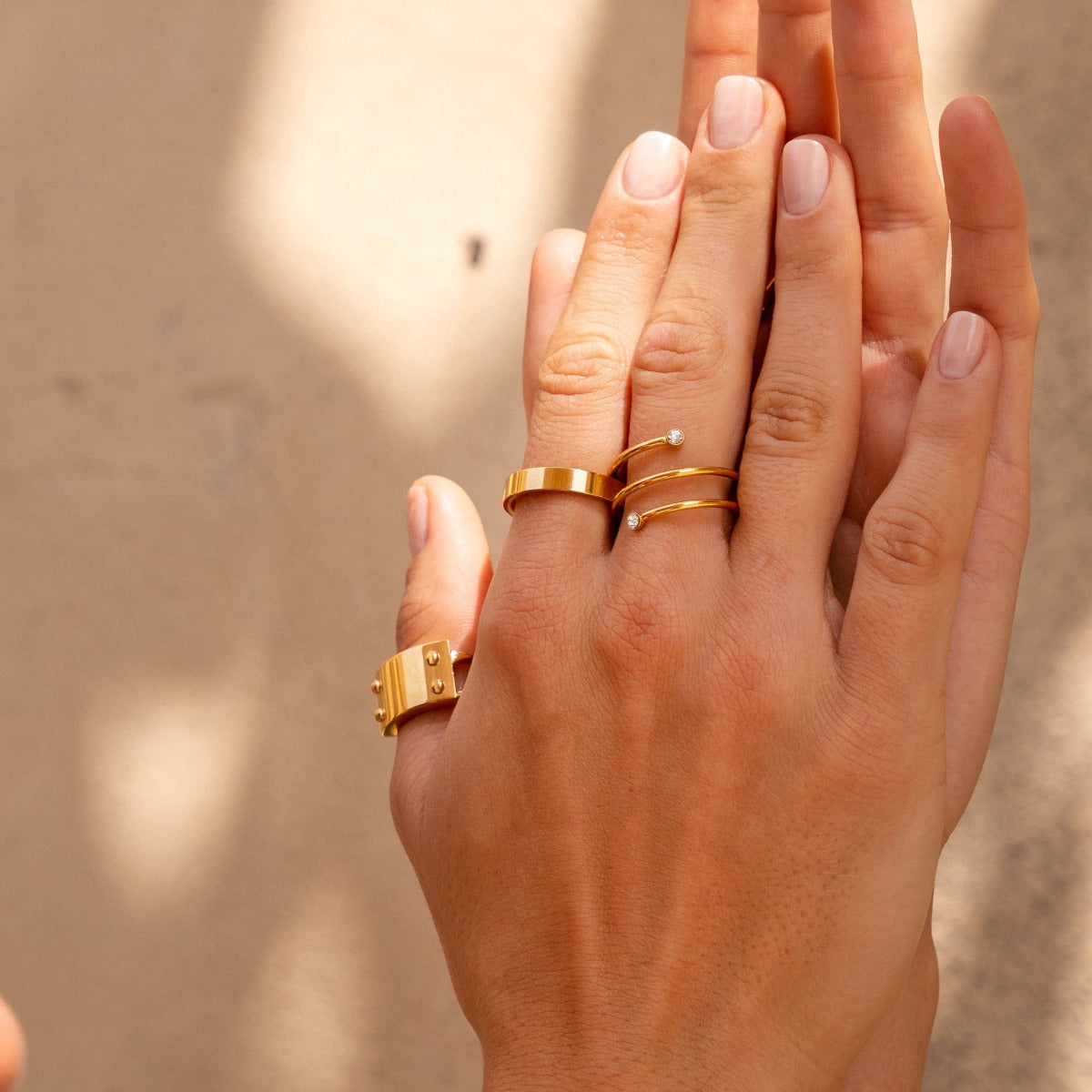 Riza – Spiral Finger Ring with Stone