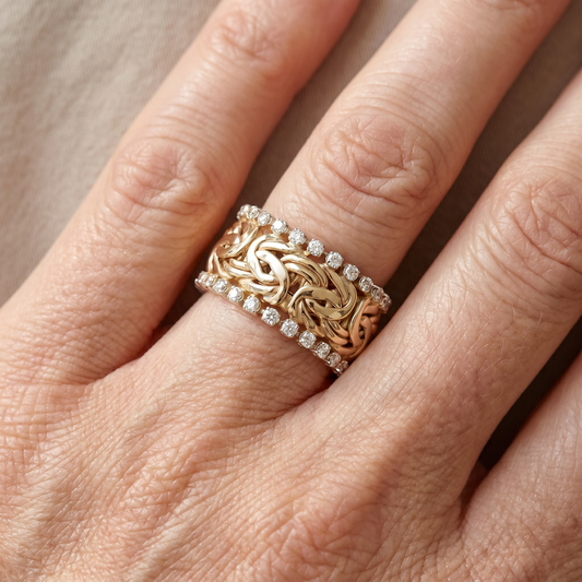 Lydia – Jewelry piece made of braided gold with zirconia