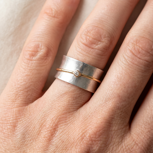 Lilia – Silver Ring with Golden Line and Zirconia