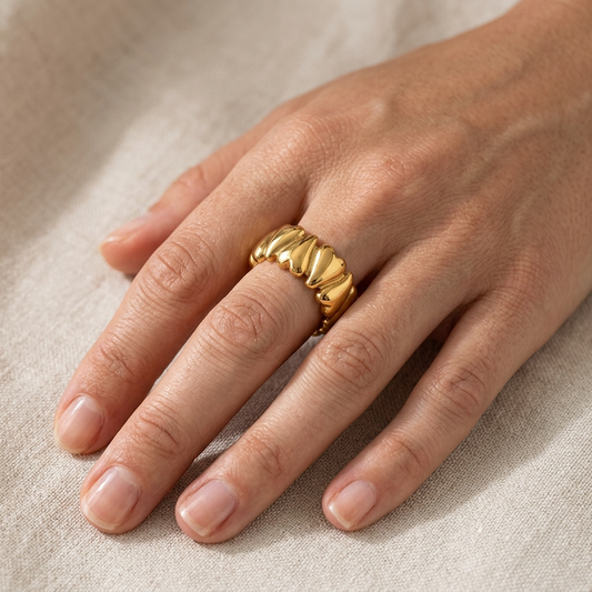 Elena - Wobbly Heart Gold Ring