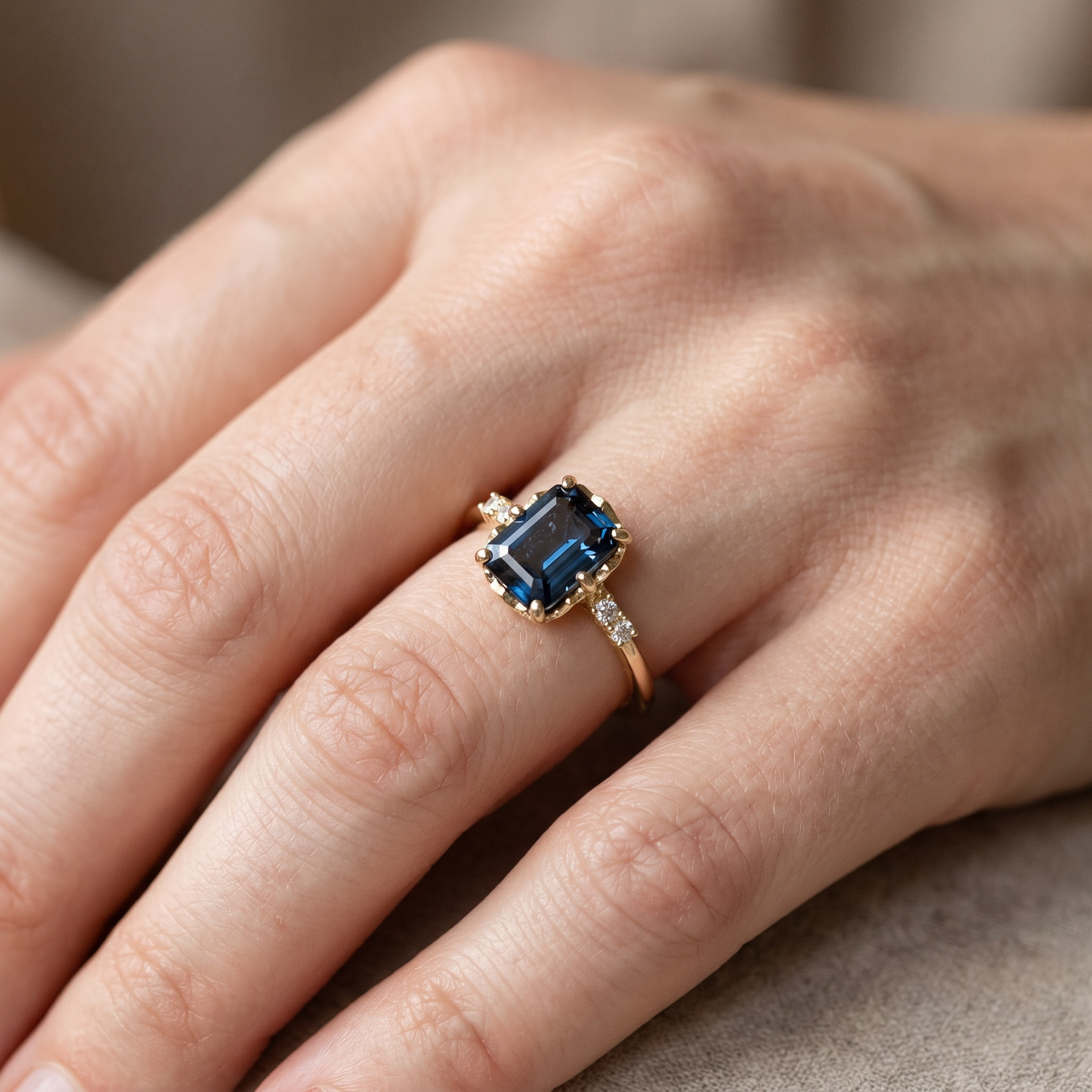Sza – Vintage ring in gold with blue crystal