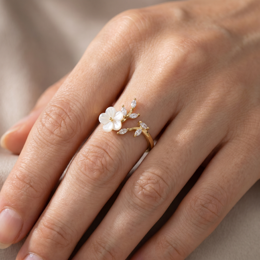 Mayla – Flower Ring with White Flowers and Zirconia